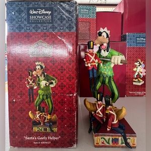 Jim Shore, Walt Disney Showcase Collection, “Santa's Goofy's Helper”